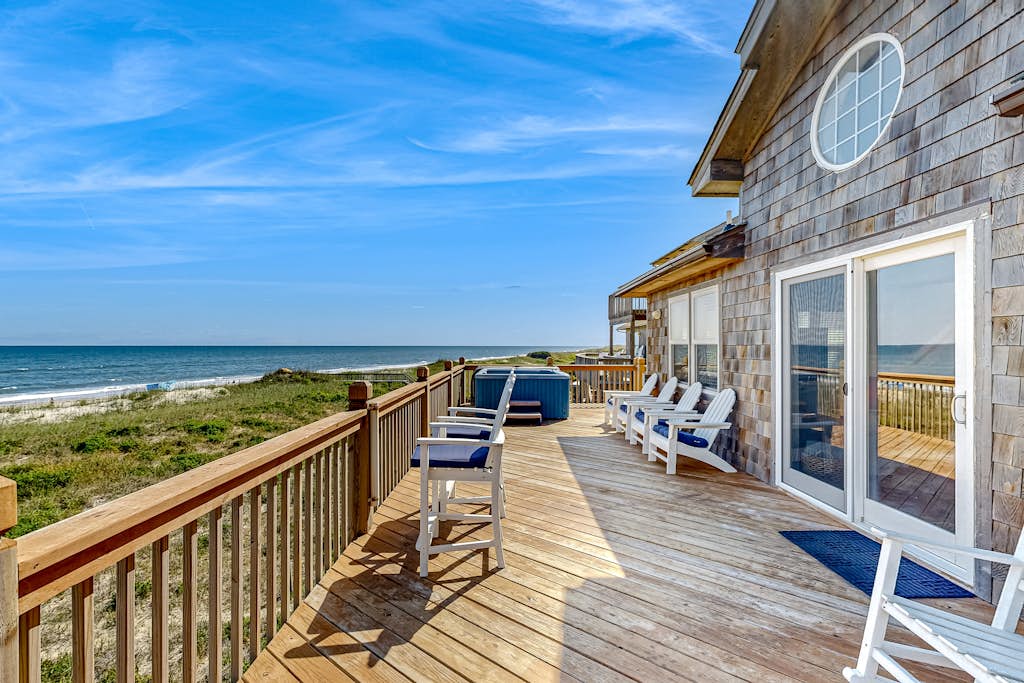 Oceanfront dog-friendly home with private hot tub, ocean-view sundecks, AC & W/D
