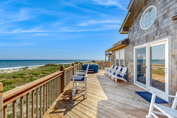 Oceanfront dog-friendly home with private hot tub, ocean-view sundecks, AC & W/D