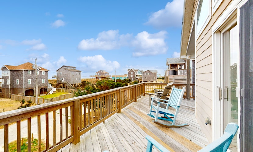 Dreamy dog-friendly getaway with ocean views, beach access, fast WiFi, and deck