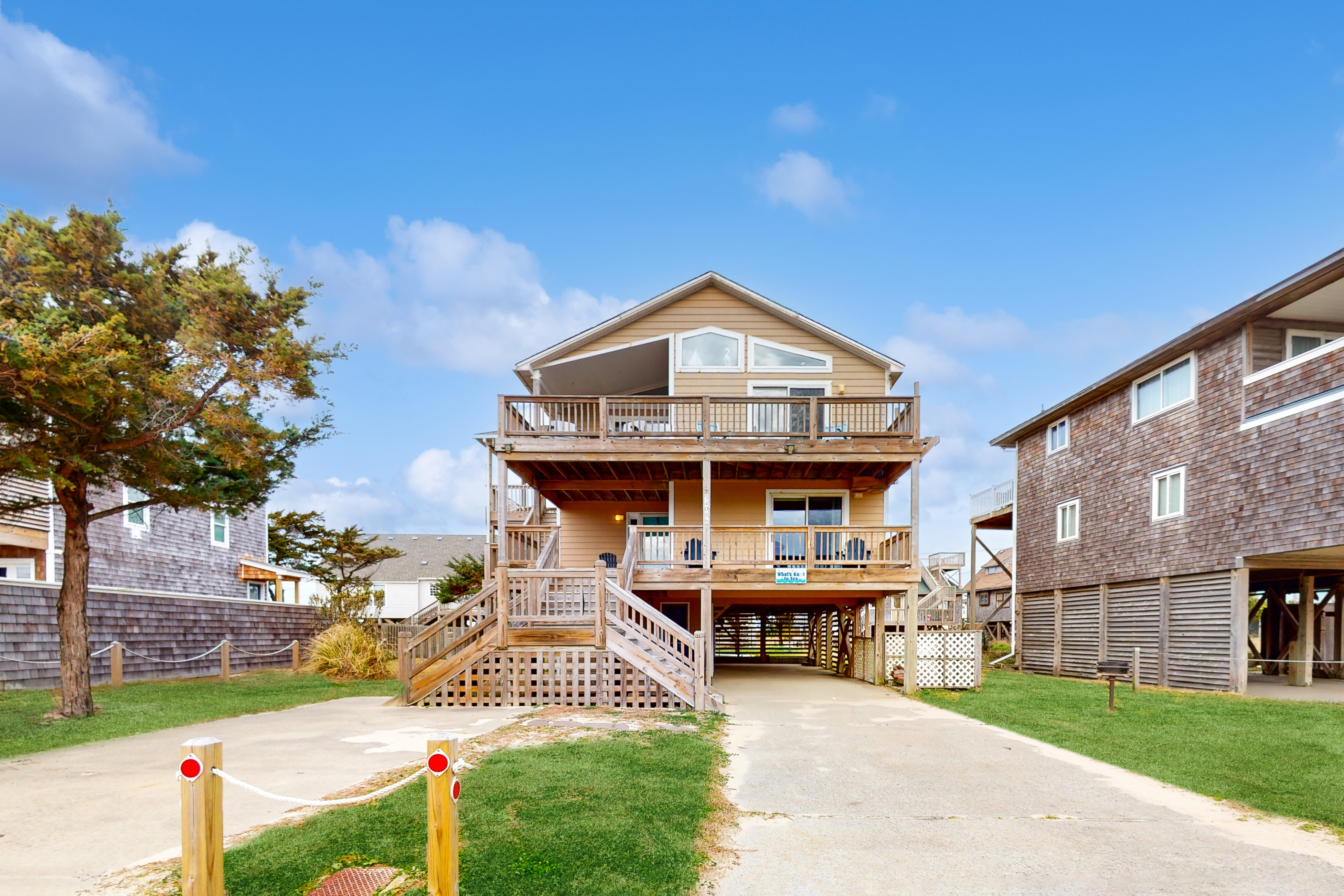 Dreamy dog-friendly getaway with ocean views, beach access, fast WiFi, and deck