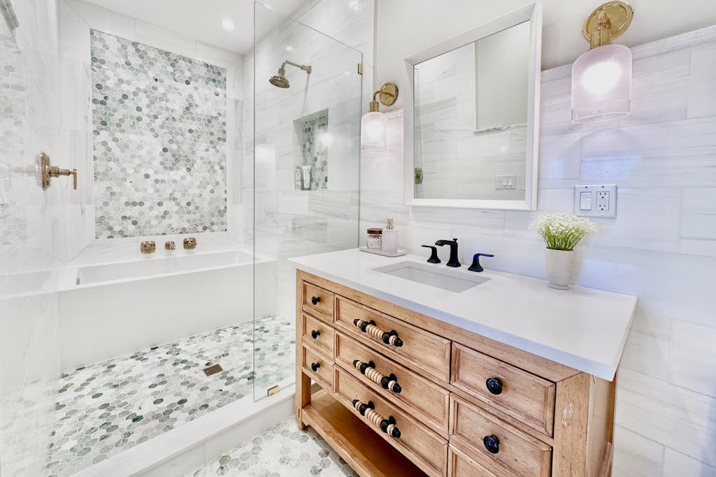 Steps From Oceanfront. Luxury Bath & Kitchen. Nat'l Seashore & Lighthouse Views