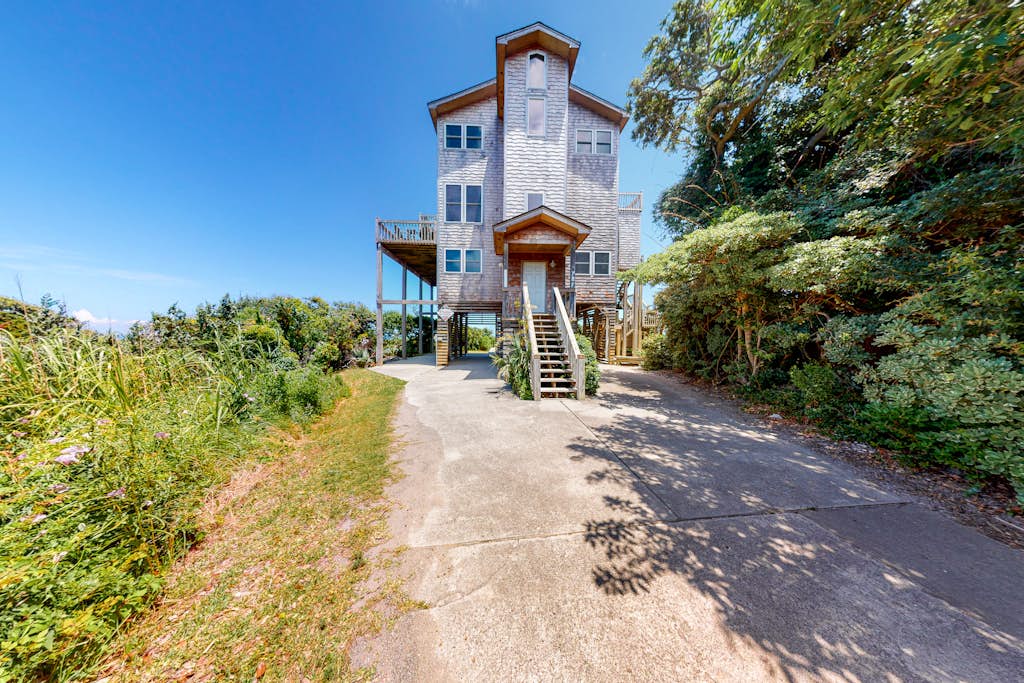 Waterfront House w/ Sound View, Shared Pool, Private W/D, Private Hot Tub