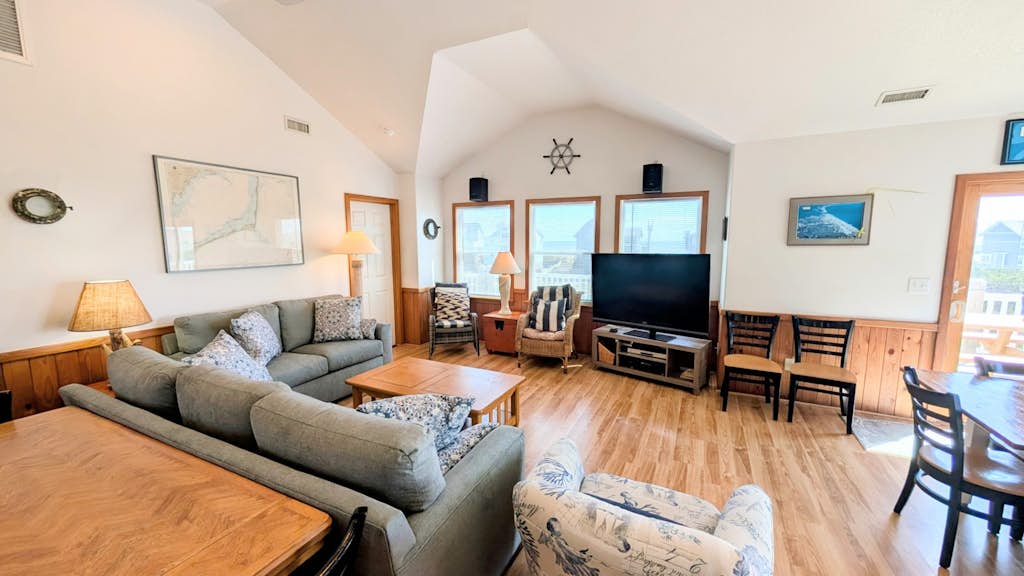 Spacious home with private hot tub, pool, & deck