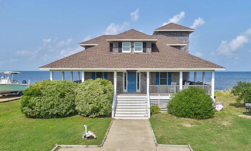 Reel Living #3-AV: Dog-Friendly, Waterfront Home, Hot Tub
