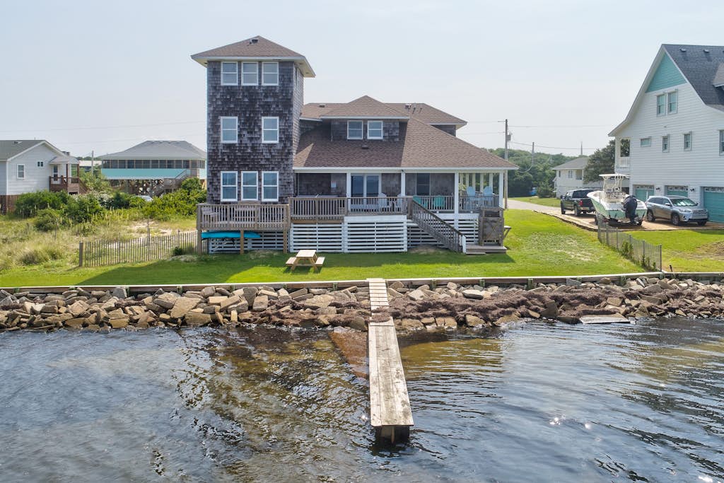 Reel Living #3-AV: Dog-Friendly, Waterfront Home, Hot Tub