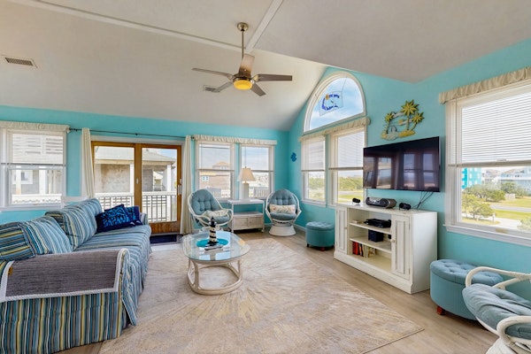 Soundfront house with private dock, hot tub, WiFi, & beautiful views