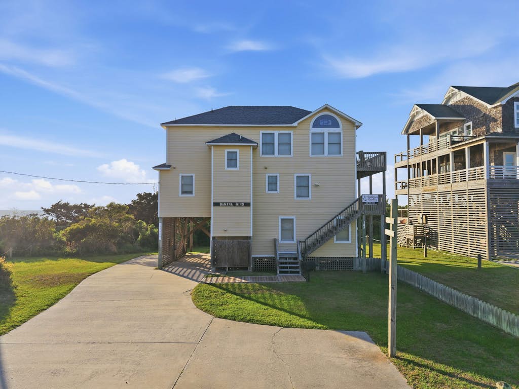 Soundfront house with private dock, hot tub, WiFi, & beautiful views