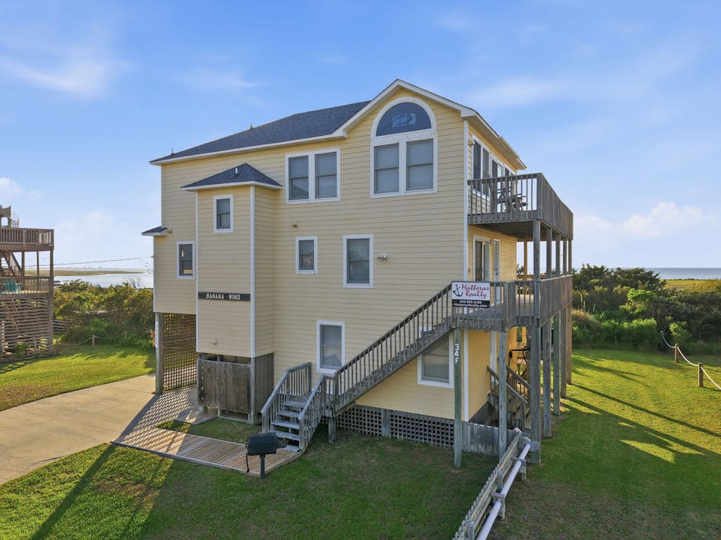 Soundfront house with private dock, hot tub, WiFi, & beautiful views
