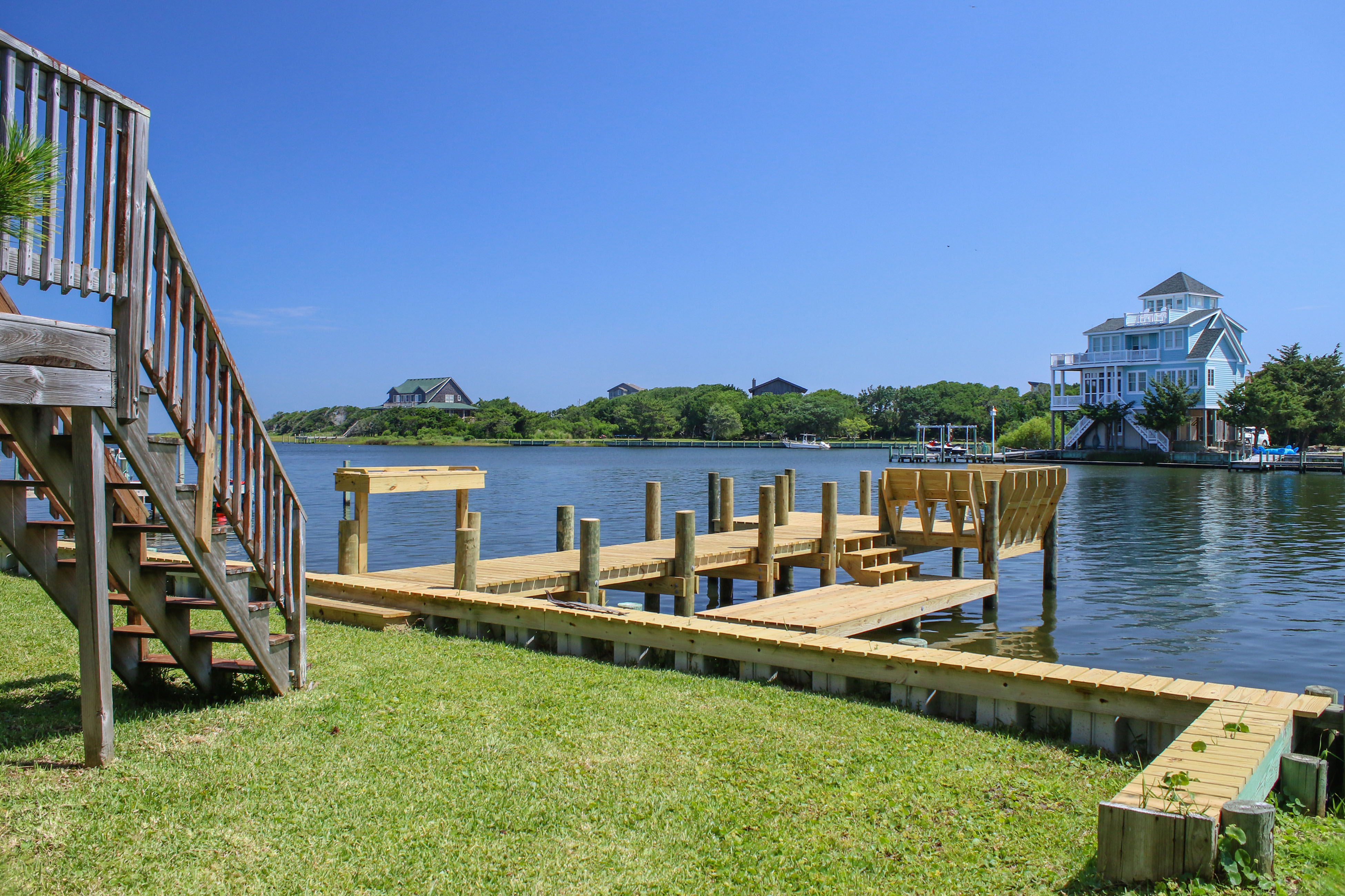 Waterfront home with amazing sunrise/set views, kayaks, SUPs, dock & pool access