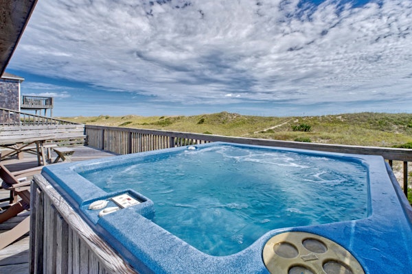 Oceanfront house w/private hot tub, balcony, washer/dryer, WiFi, central AC