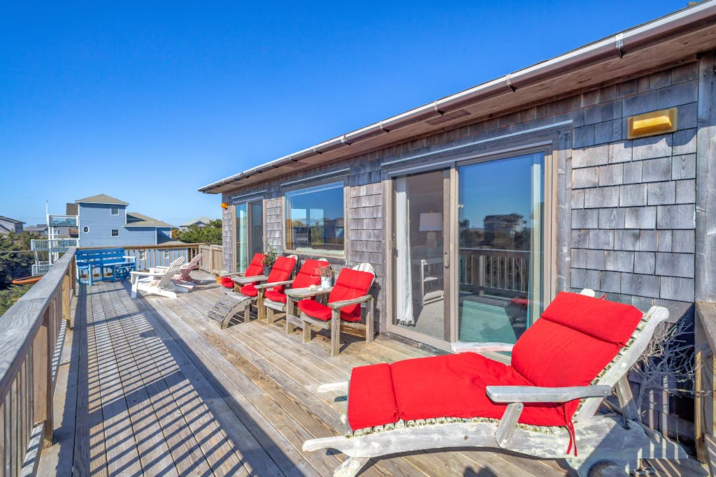 Beach home near the ocean w/sunny deck, washer/dryer, and central A/C