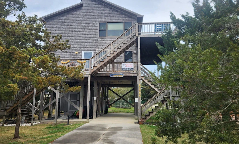 Beach home near the ocean w/sunny deck, washer/dryer, and central A/C