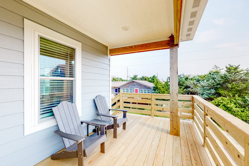 Coastal Paradise: Dog-friendly, hot tub, shared pool