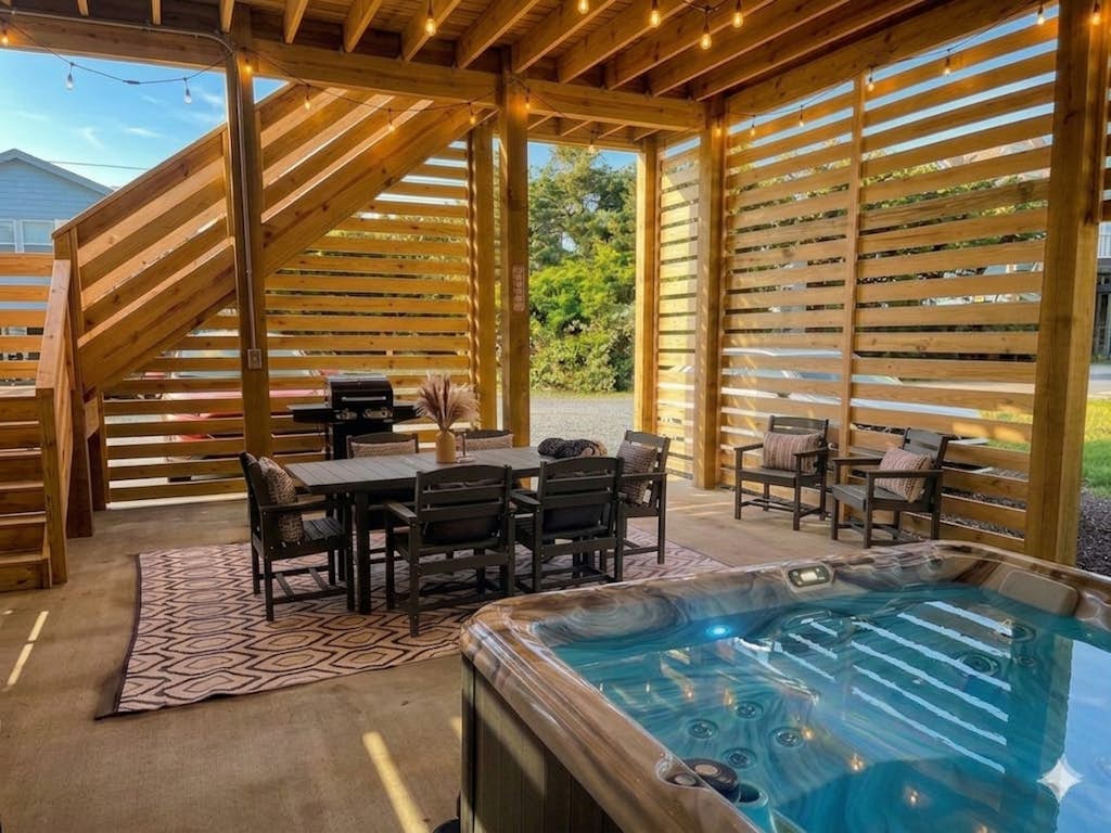 Coastal Paradise: Dog-friendly, hot tub, shared pool