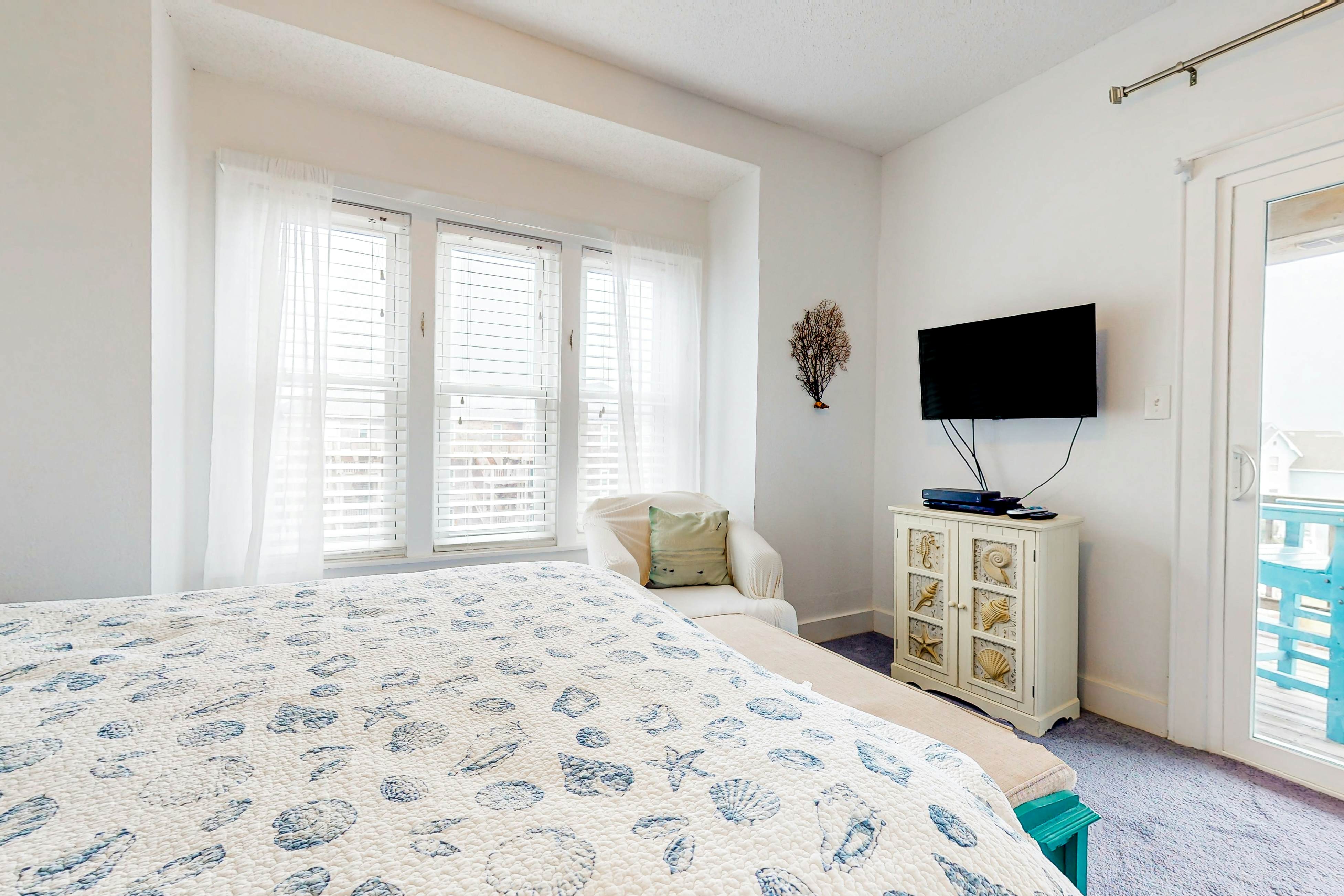 AVIK18 Above the Waves