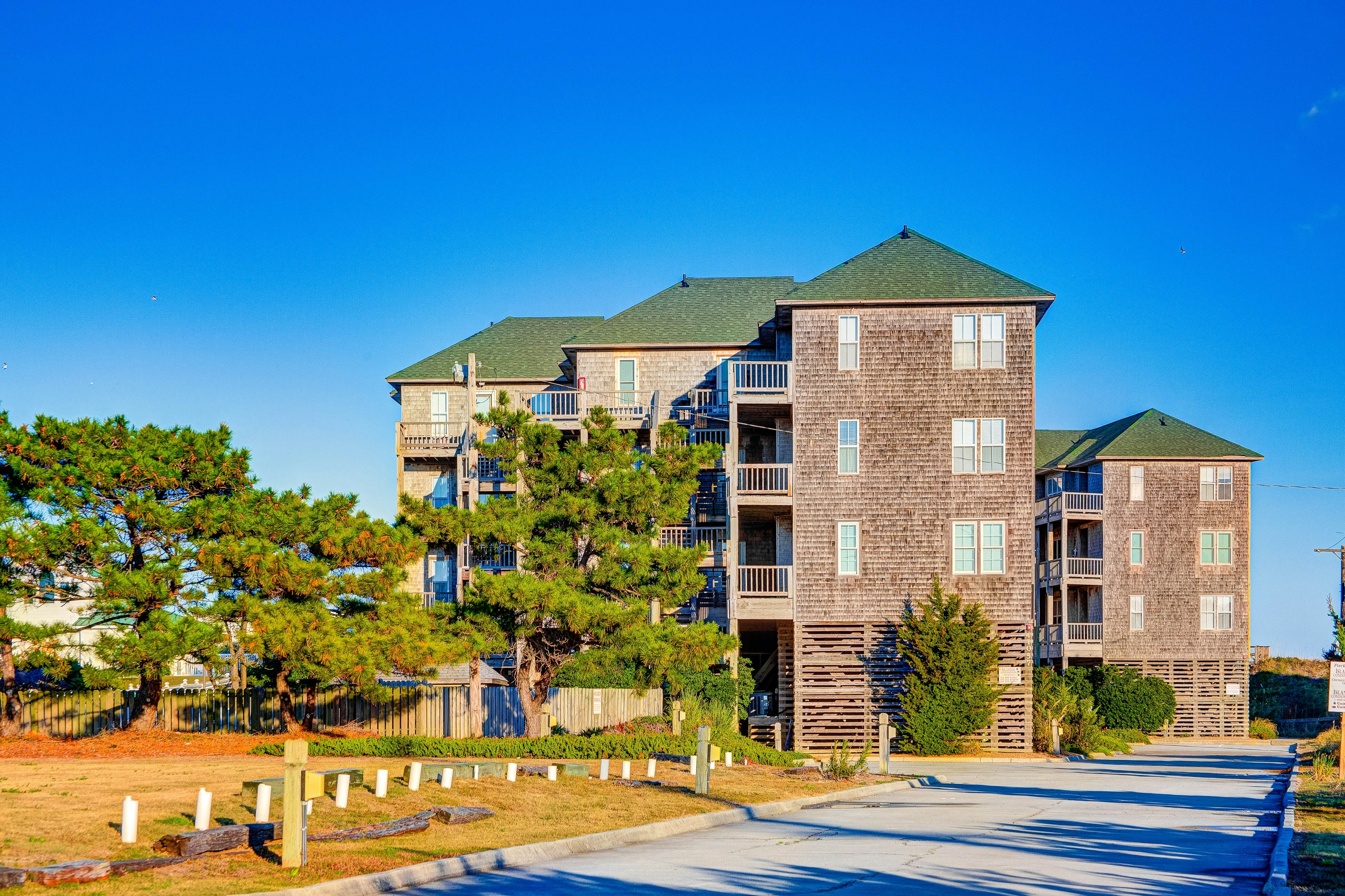 AVIK18 Above the Waves