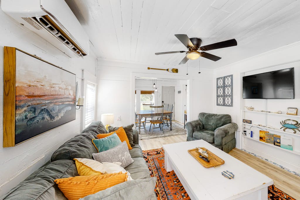 Dog-friendly home with washer/dryer & free WiFi - 3 miles from beach access