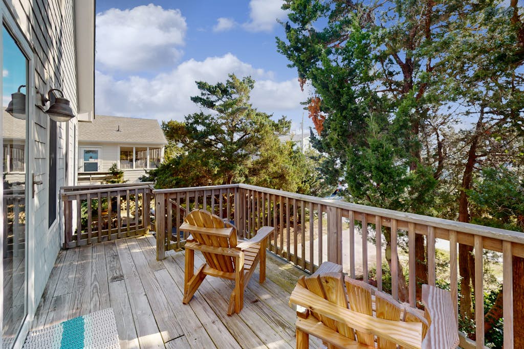 2-story beach cottage with private patio, screened balcony, AC, & W/D