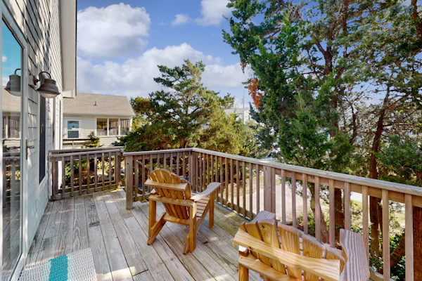 2-story beach cottage with private patio, screened balcony, AC, & W/D