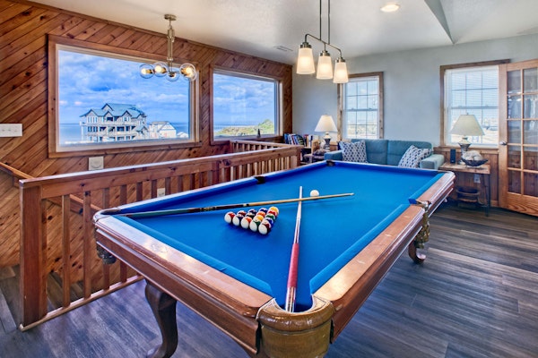 3-story Pet friendly home with private outdoor pool, hot tub, pool table, & elevator