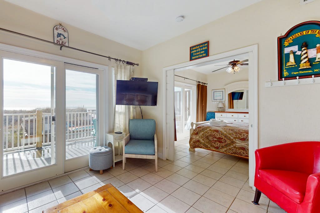 First-floor oceanfront home with outdoor pool, hot tub, washer/dryer - dog-friendly
