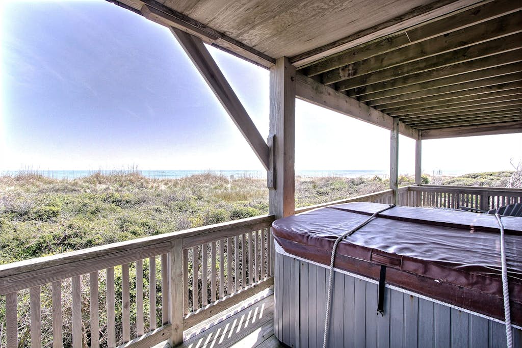 Oceanfront home with amazing ocean views, hot tub, pool access & ping-pong