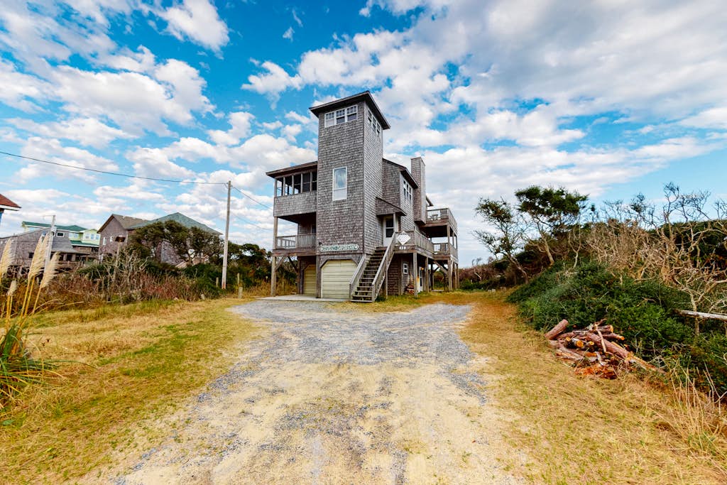 Oceanfront home with amazing ocean views, hot tub, pool access & ping-pong