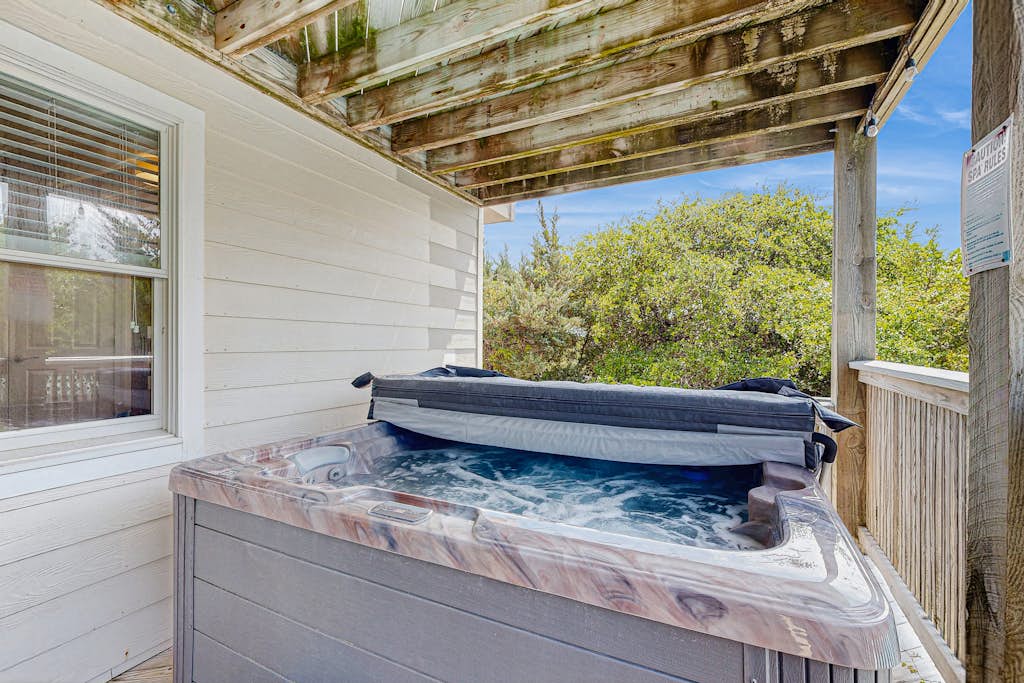 Waterfront home with private pool, hot tub, pool table & fireplace -dog-friendly