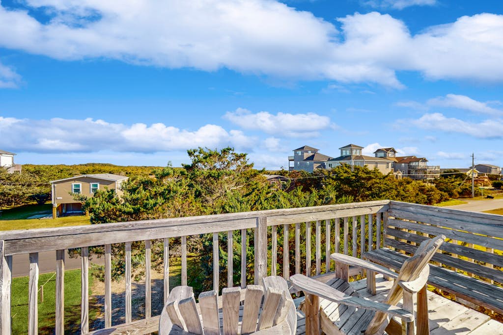 Peaceful & sunlit dog-friendly retreat with balcony - near beaches & pool access