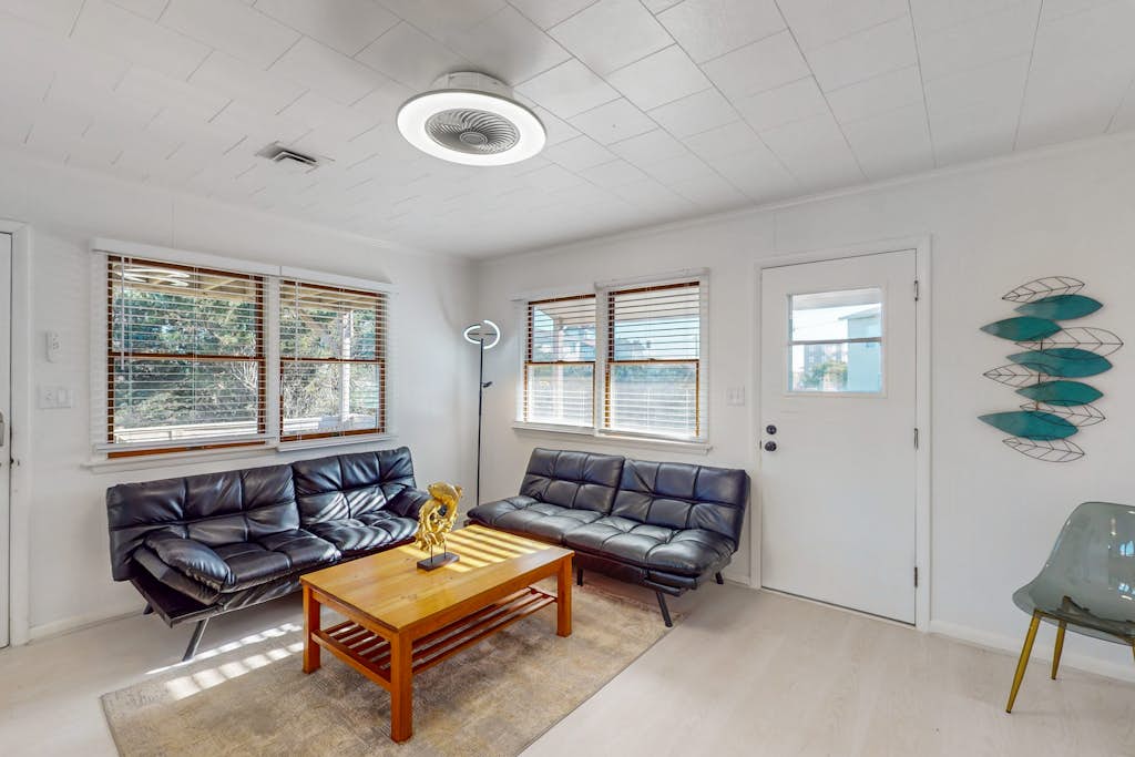 Peaceful & sunlit dog-friendly retreat with balcony - near beaches & pool access