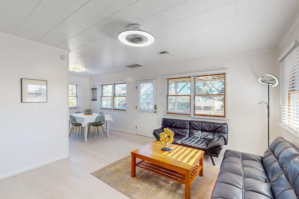 Peaceful & sunlit dog-friendly retreat with balcony - near beaches & pool access