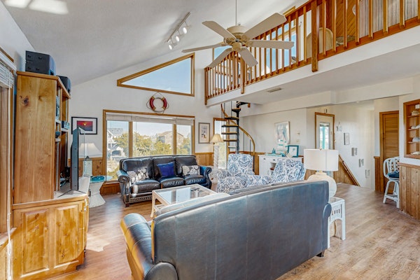 Updated home with private hot tub, ocean/sound view, firepit, shared pool/tennis