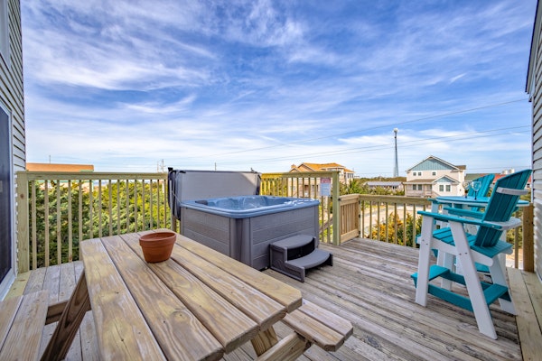 Updated home with private hot tub, ocean/sound view, firepit, shared pool/tennis