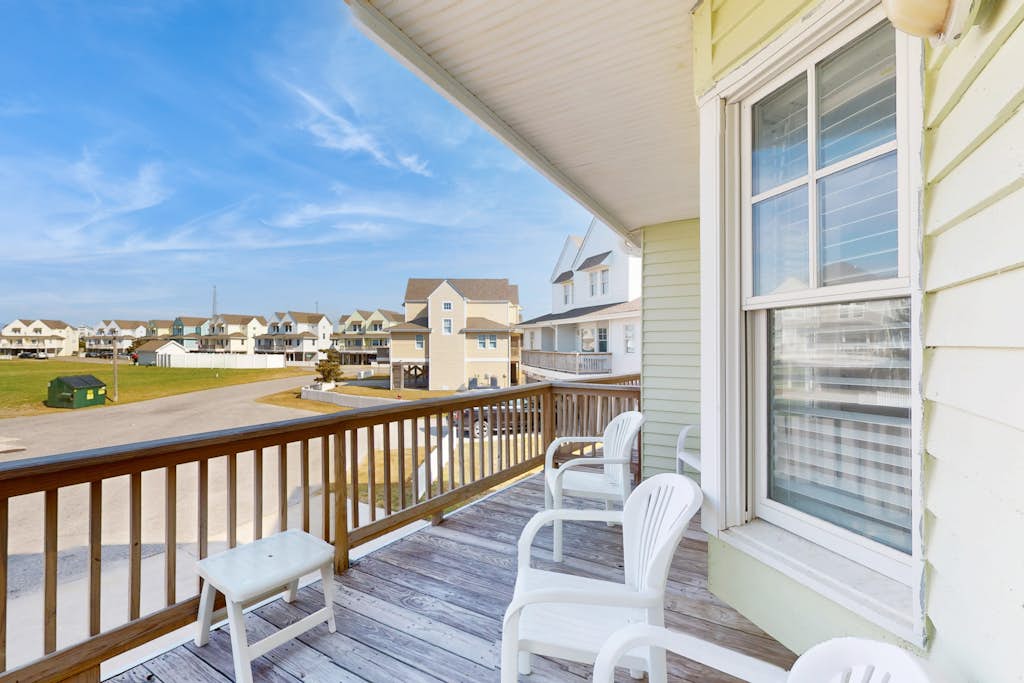 Bright Buxton townhouse with pool access, fast WiFi, AC, W/D & ocean views