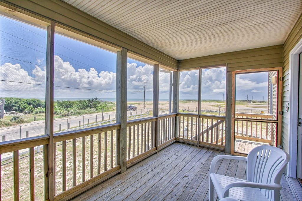 Bright Buxton townhouse with pool access, fast WiFi, AC, W/D & ocean views