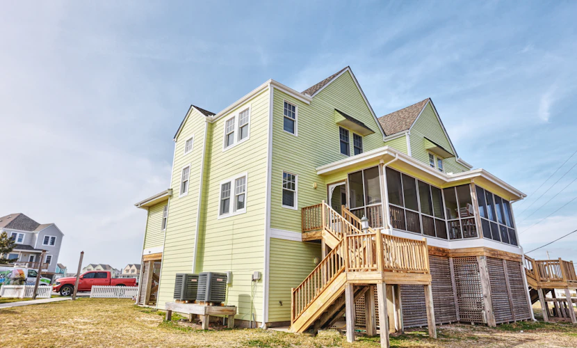 Bright Buxton townhouse with pool access, fast WiFi, AC, W/D & ocean views