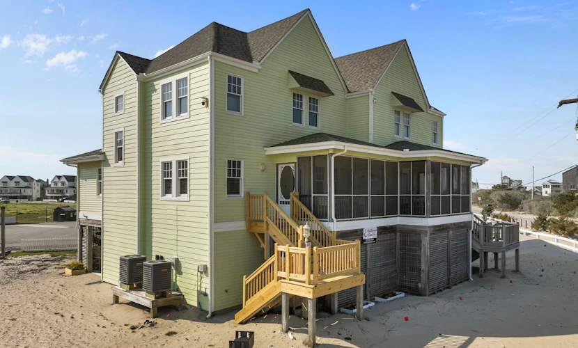 Bright Buxton townhouse with pool access, fast WiFi, AC, W/D & ocean views