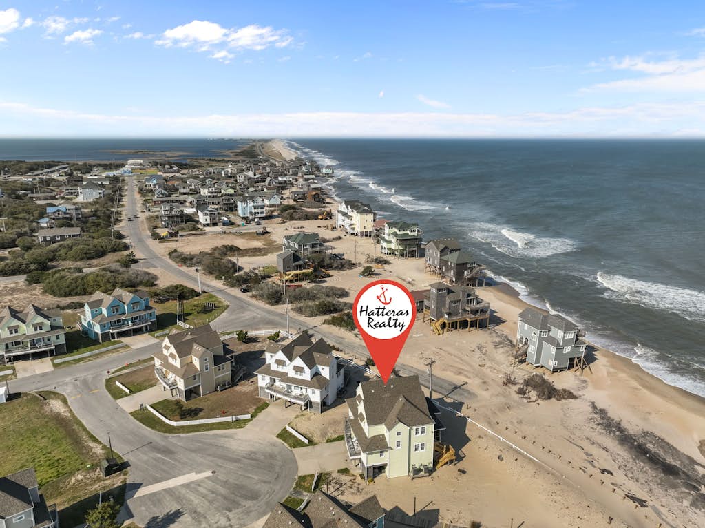 Bright Buxton townhouse with pool access, fast WiFi, AC, W/D & ocean views