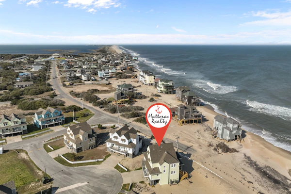 Bright Buxton townhouse with pool access, fast WiFi, AC, W/D & ocean views
