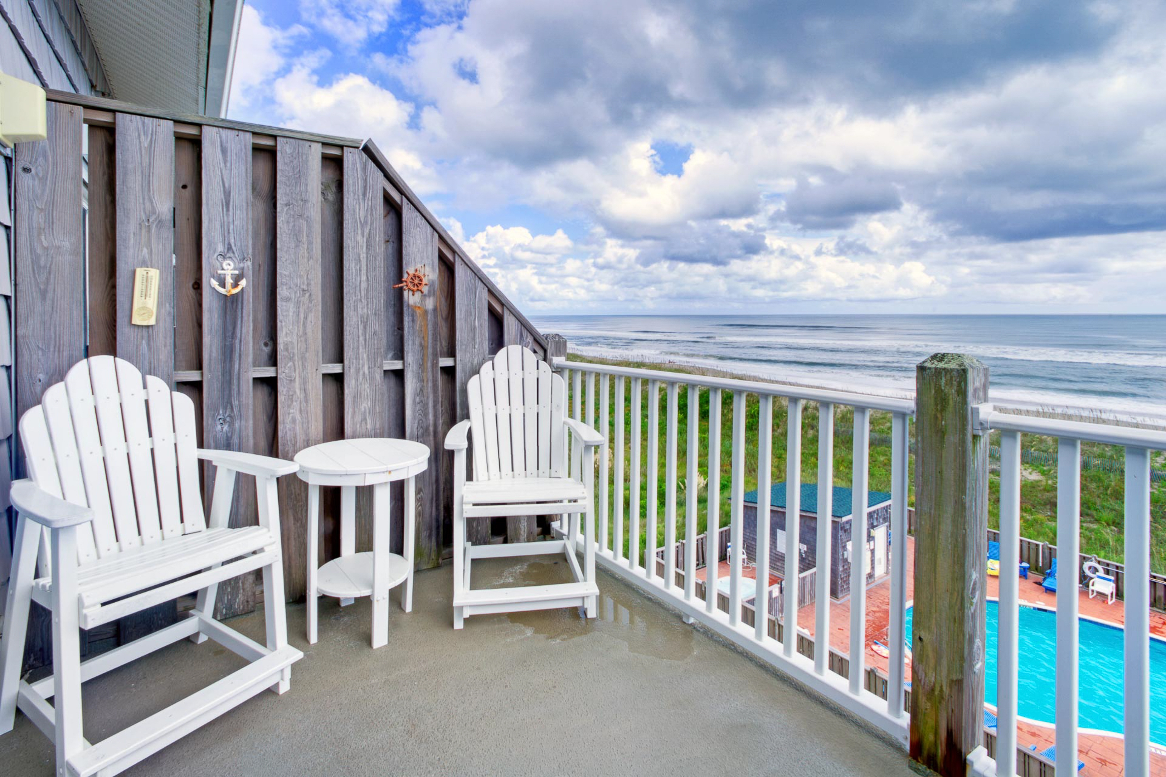 Wonderful home in beachfront complex with pool & hot tub, central AC & deck