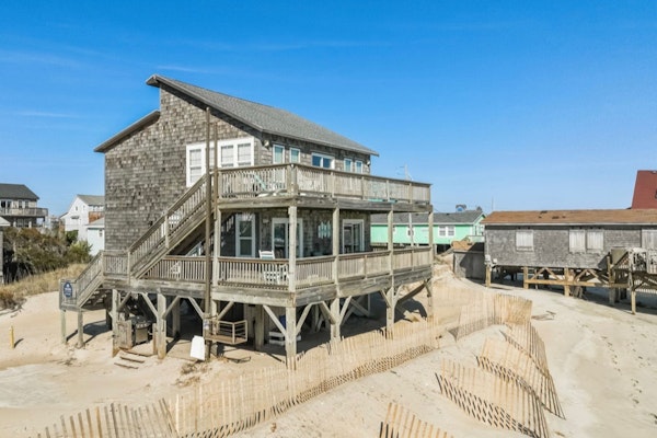 Dog-friendly oceanfront home with large deck, high-speed WiFi, washer/dryer & AC