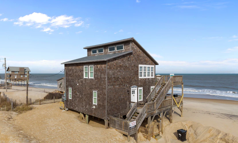 Dog-friendly oceanfront home with large deck, high-speed WiFi, washer/dryer & AC
