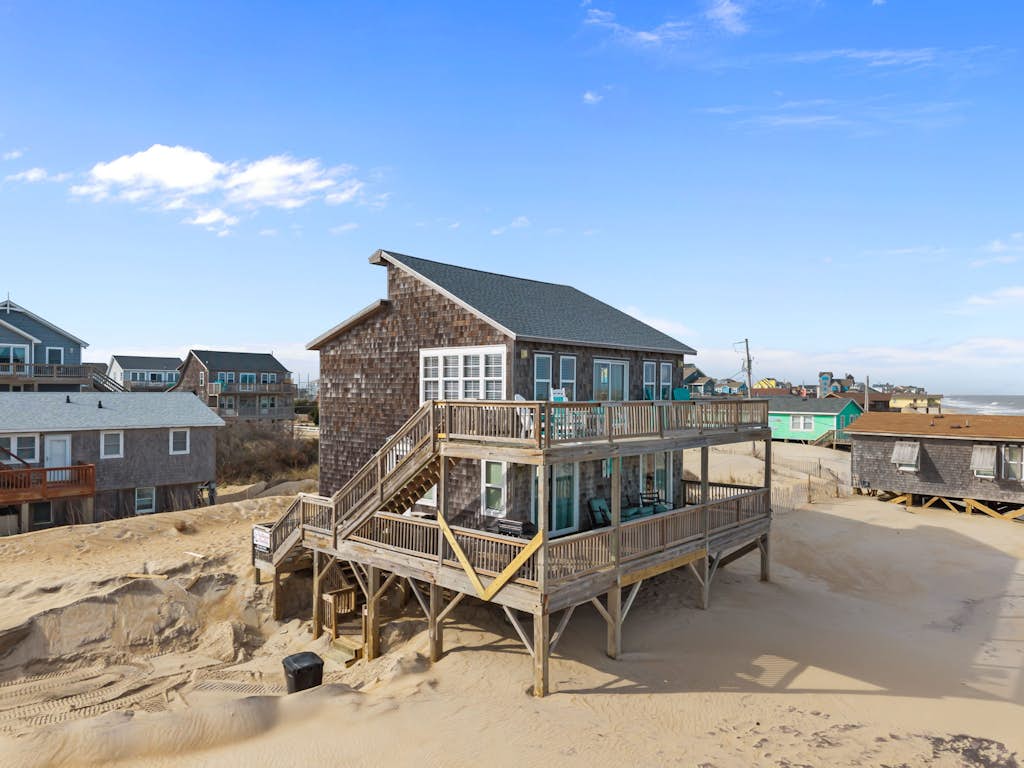 Dog-friendly oceanfront home with large deck, high-speed WiFi, washer/dryer & AC