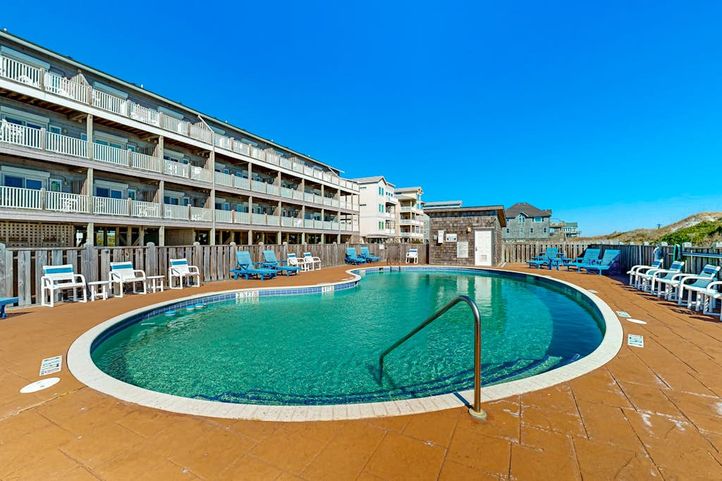 Darling oceanfront condo with outdoor pool, hot tub, balcony & views