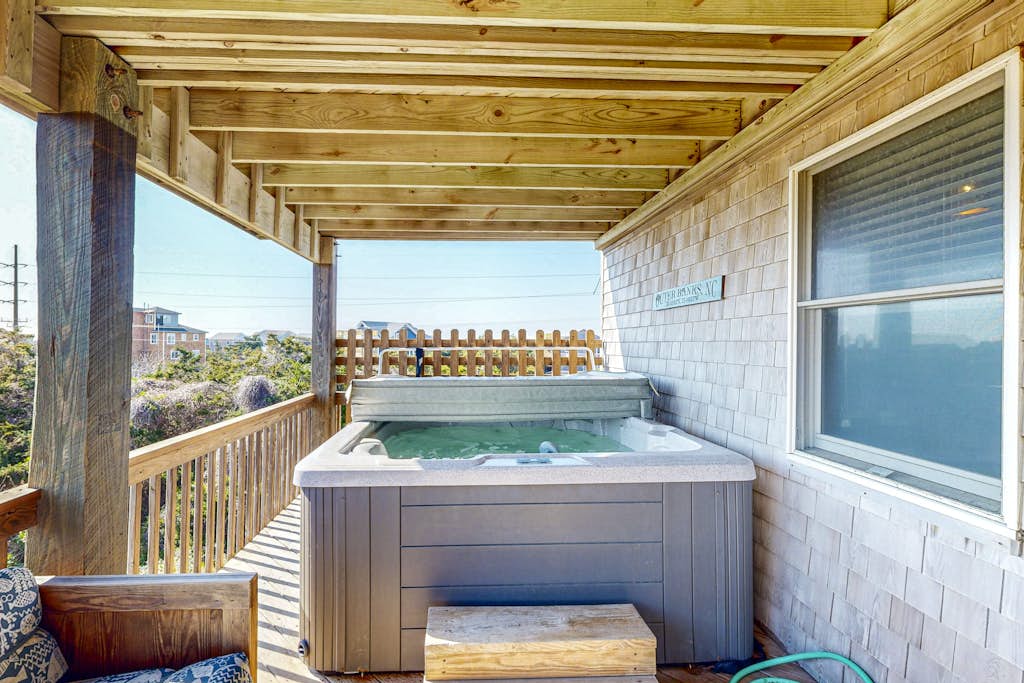 Rogue Wave 146: Ocean and sound views, beach access, private hot tub