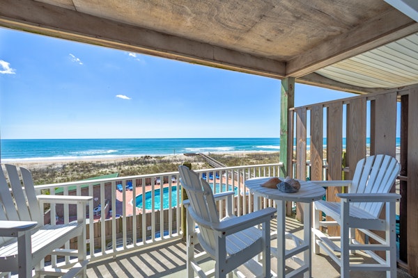 Lovely home in oceanfront location with central AC, access to pool/hot tub