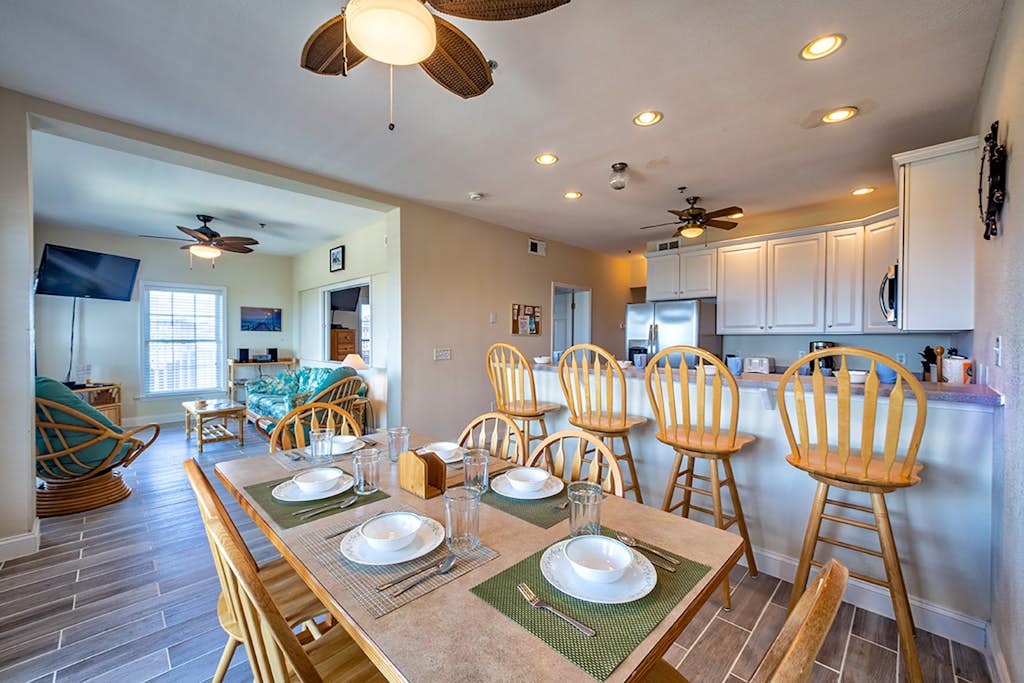 Oceanfront condo with wraparound balcony, fast WiFi, and on-site pool/hot tub