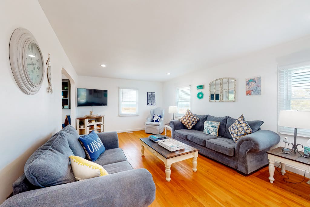 Waterfront house w/water views, private hot tub, theater room, game room/bar, AC