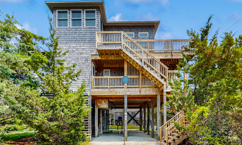 Dog-friendly house with ocean view, pool access, washer/dryer, & tennis court