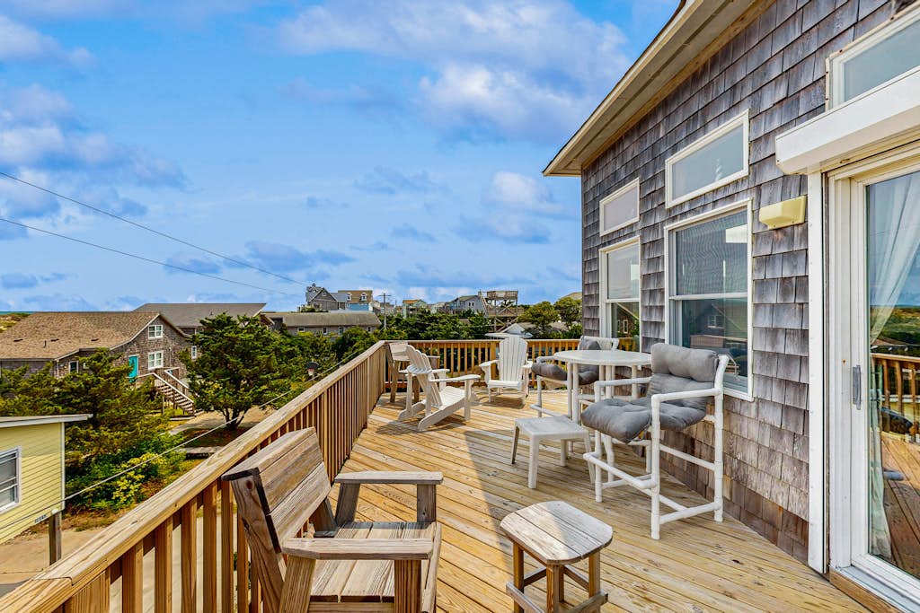Dog-friendly house with ocean view, pool access, washer/dryer, & tennis court